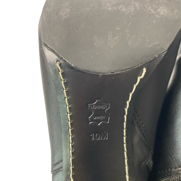 Tory Burch Black
Bristol Equestrian Calf
Leather Ankle Zip Bootie size 10M - Picture 9 of 14